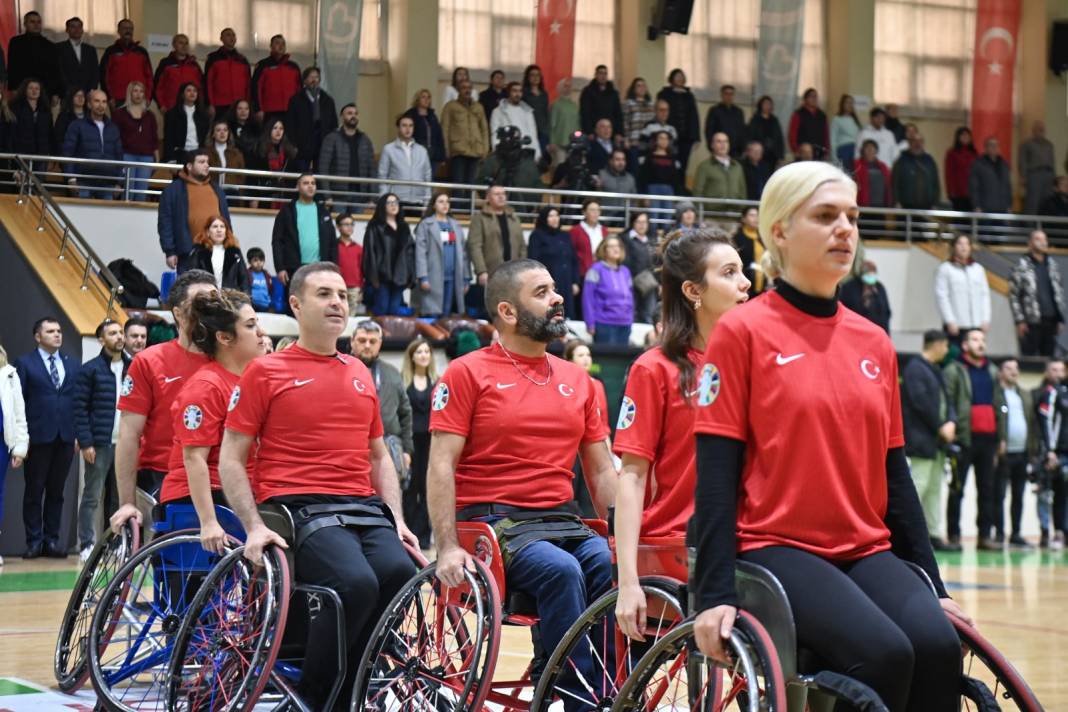 Ünlüler ve tekerlekli sandalye basketbolcuları, Dünya Engelliler Günü’nde dostluk maçında buluştu 5